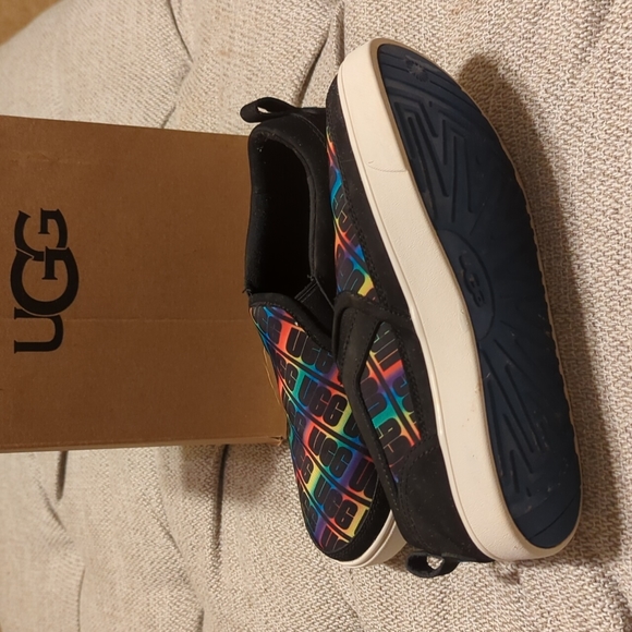 K Caplan Slip on Uggs - Picture 3 of 4